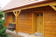 Dřevěný obklad domu, styl roubenka. Dodávali jsme samozřejmě i střešní konstrukci i plášť.