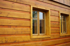 Dřevěný obklad domu, styl roubenka. Dodávali jsme samozřejmě i střešní konstrukci i plášť.