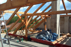 Dodávka nového krovu střechy na poště v Lovčicích
