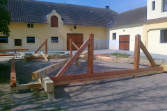 Montáž nové střešní konstrukce v Chlumci nad Cdlinou