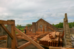 Montáž nové střešní konstrukce v Chlumci nad Cdlinou
